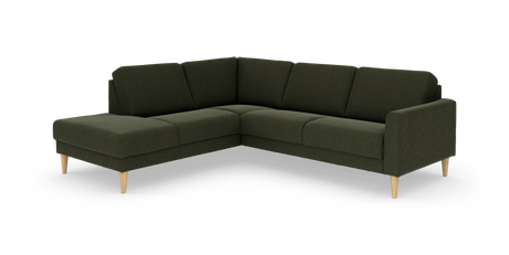 Mørkegrøn hjørnesofa med chaiselong, smalle armlæn og lyse træben, frilagt på hvid baggrund.