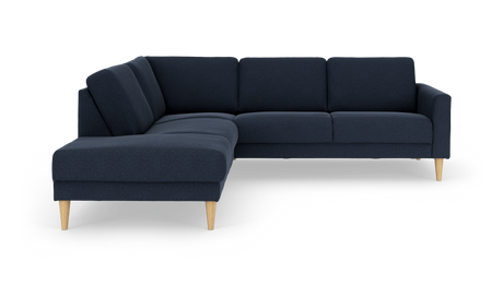 Mørkeblå hjørnesofa med chaiselong til venstre og lyse træben.