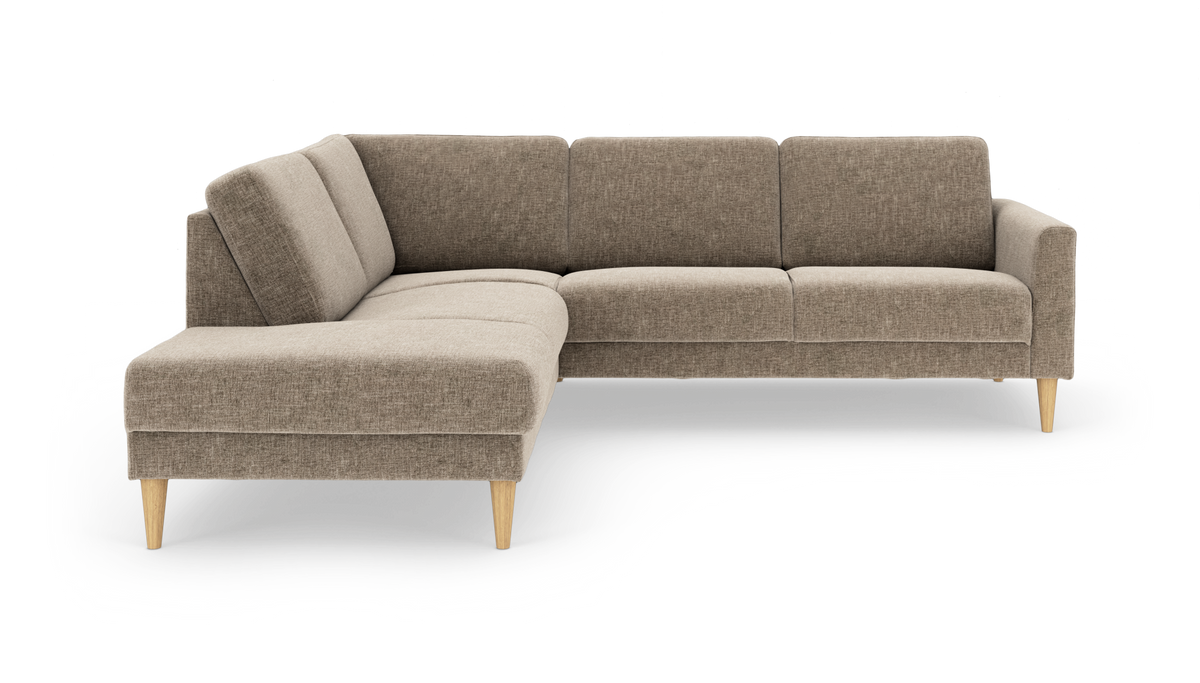 Beige L‑formet hjørnesofa i stof med venstrevendt chaiselong og koniske træben, stilren og moderne.