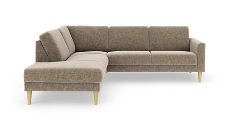 Beige L‑formet hjørnesofa i stof med venstrevendt chaiselong og koniske træben, stilren og moderne.