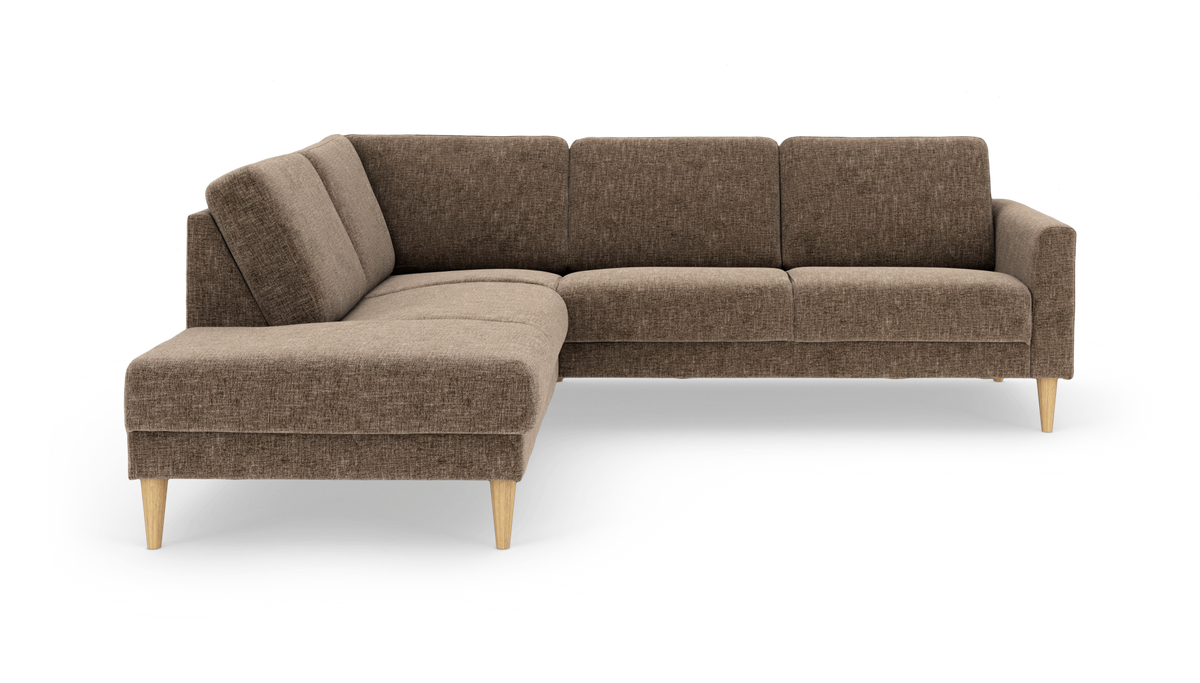 Brun L-formet stofsofa med venstre chaiselong og koniske træben, fritlagt på hvid baggrund.