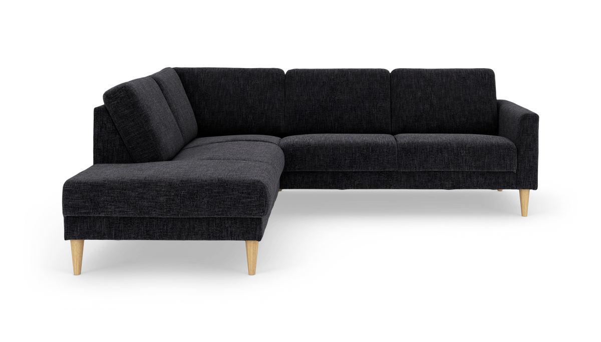 Mørkegrå hjørnesofa i stof med træben, fritlagt på hvid baggrund.