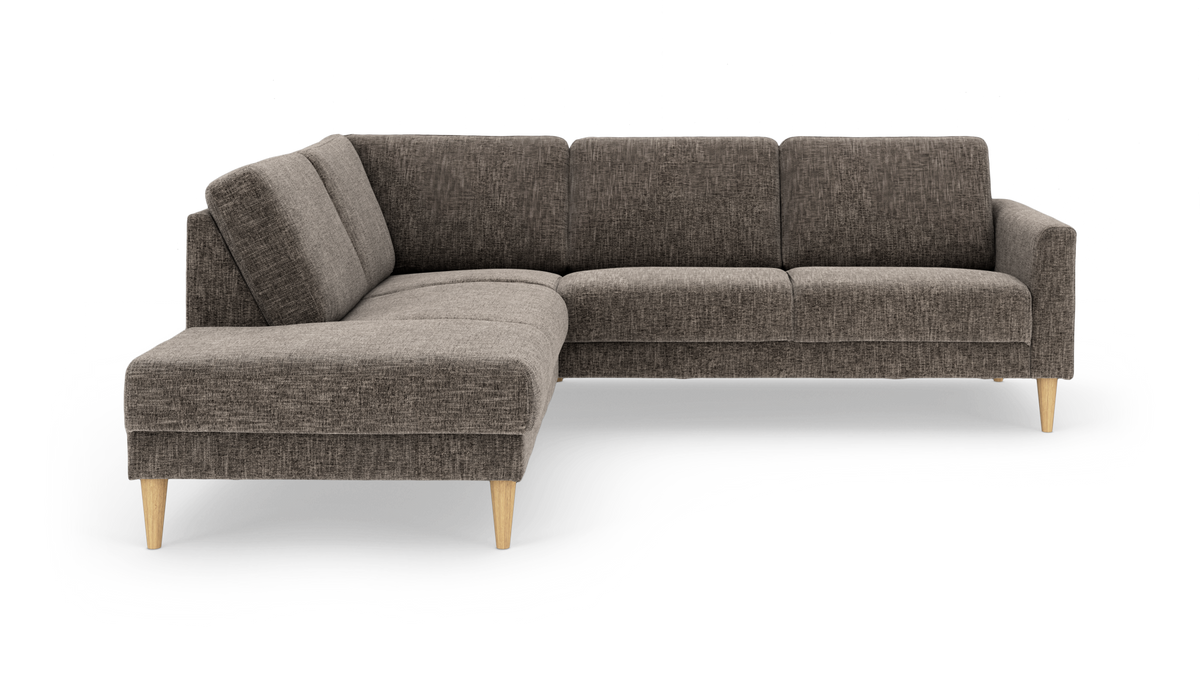 L-formet hjørnesofa i mørkegråt stof med venstrevendt chaiselong og koniske ben i lyst træ, fritlagt på hvid baggrund.