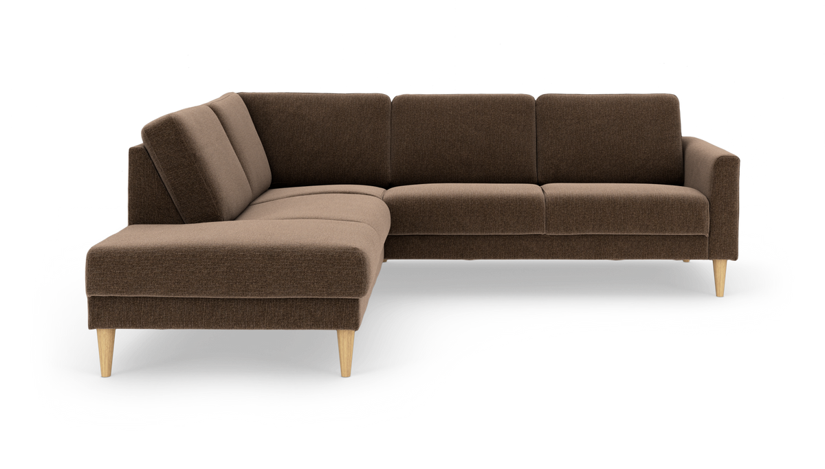 Brun L‑formet hjørnesofa med chaiselong til venstre og træben, fritlagt på hvid baggrund.