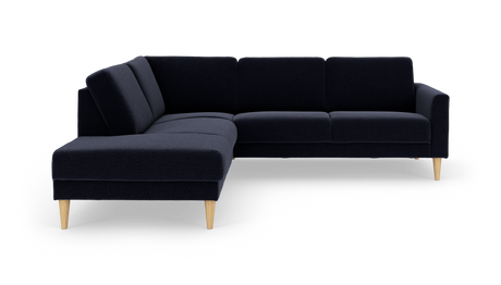 Mørkeblå L‑sofa med chaiselong til venstre og koniske ben i lyst træ.