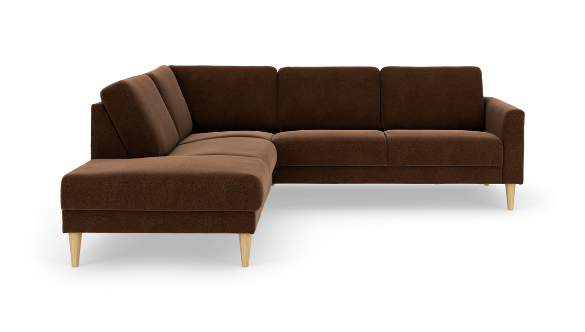 Brun L‑sofa med chaiselong til venstre og koniske træben, frilagt på hvid baggrund.