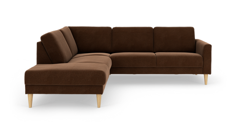 Brun L‑sofa med chaiselong til venstre og koniske træben, frilagt på hvid baggrund.