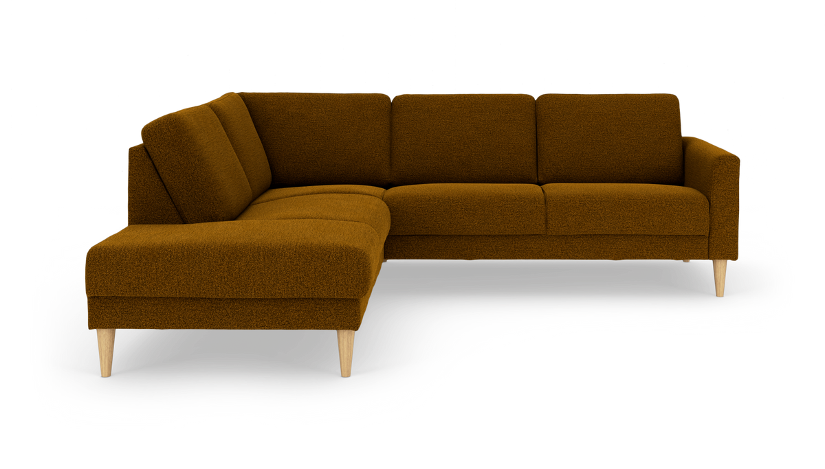 L‑formet hjørnesofa i sennepsgul/brun tekstil med koniske træben, frilagt på hvid baggrund.