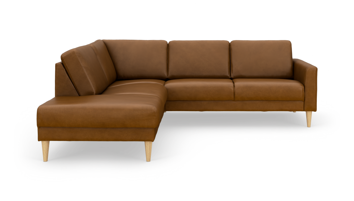Brun L-formet lædersofa med træben set skråt forfra.