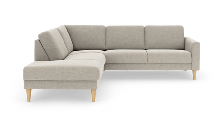 Beige L‑formet modulsofa med chaiselong til venstre og koniske træben, frilagt på hvid baggrund.