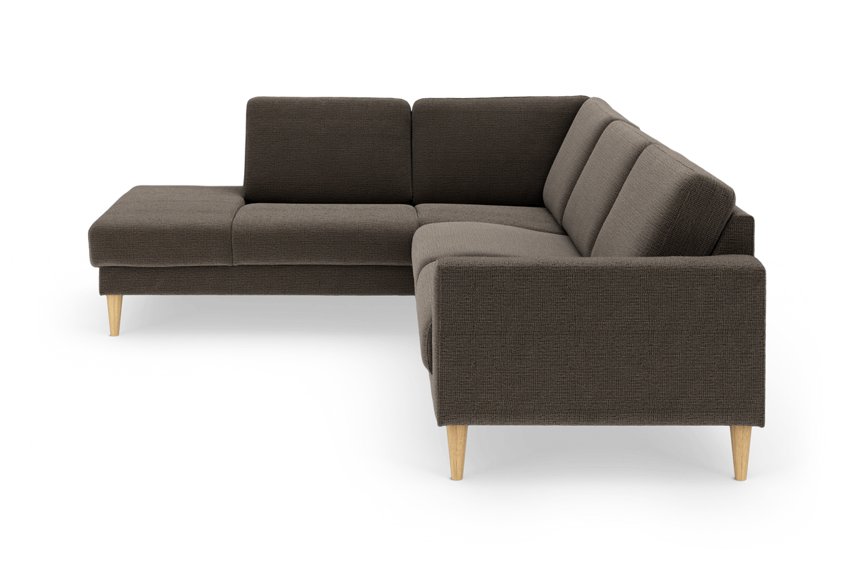 Mørkebrun L‑formet hjørnesofa i stof med venstrevendt chaiselong og lyse træben.