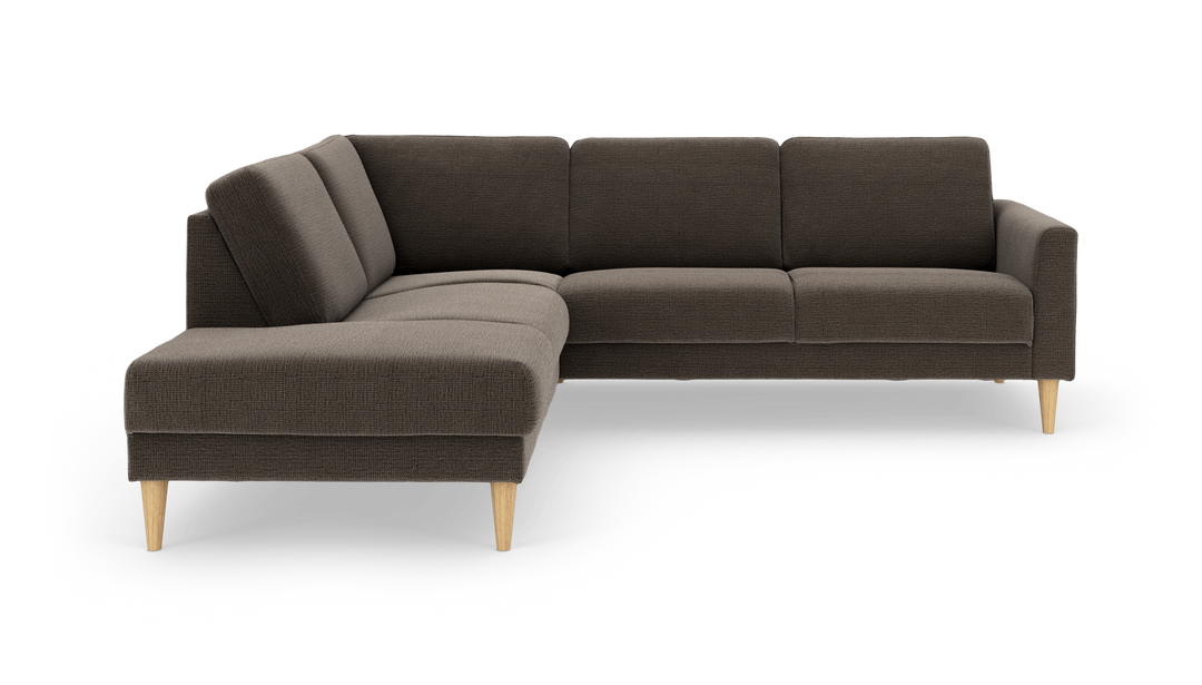Mørkebrun L‑sofa med venstrevendt chaiselong og koniske ben i lyst træ, frilagt på hvid baggrund.