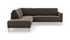 Mørkebrun L‑sofa med venstrevendt chaiselong og koniske ben i lyst træ, frilagt på hvid baggrund.