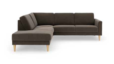 Mørkebrun L‑sofa med venstrevendt chaiselong og koniske ben i lyst træ, frilagt på hvid baggrund.