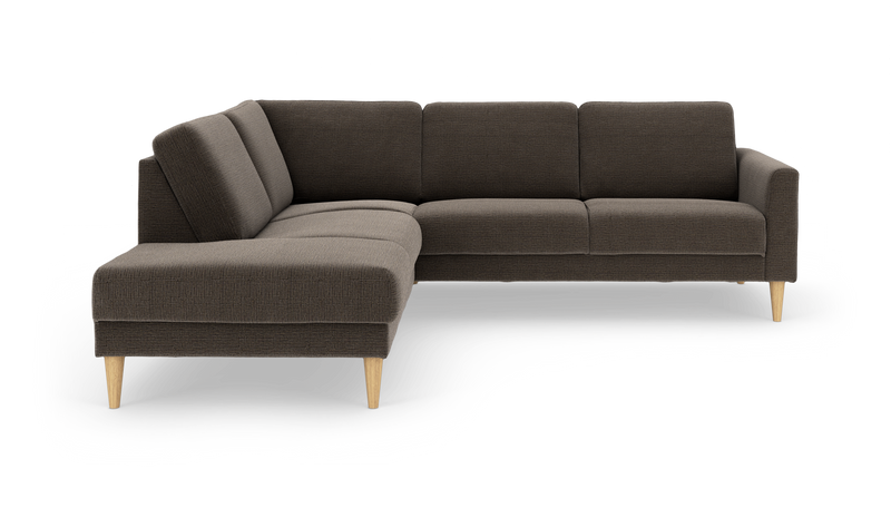Mørkebrun L‑sofa med venstrevendt chaiselong og koniske ben i lyst træ, frilagt på hvid baggrund._ps