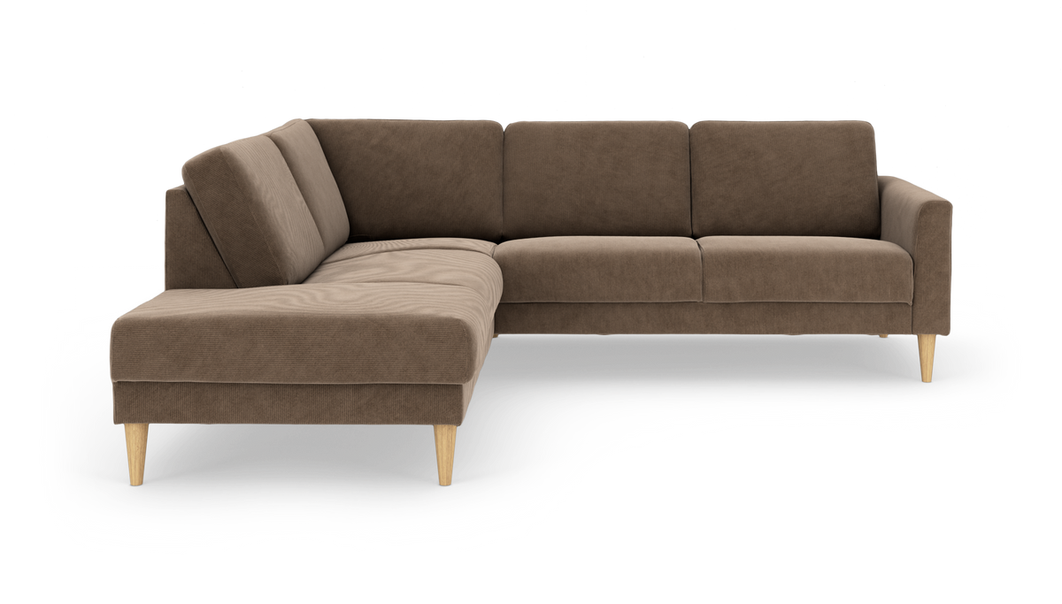 Brun L‑sofa med chaiselong og træben i skandinavisk stil, fritlagt på hvid baggrund.
