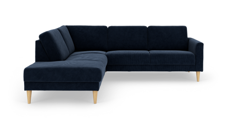 Mørkeblå L‑sofa med chaiselong og lyse træben, fritlagt på hvid baggrund.