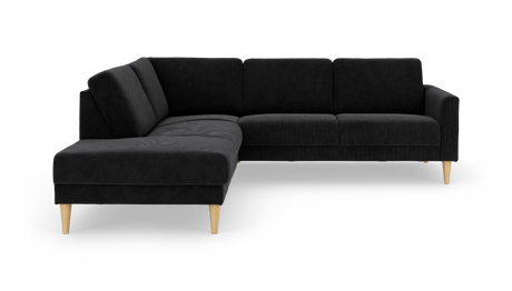 Sort hjørnesofa med chaiselong til venstre og koniske træben, fritlagt på hvid baggrund.