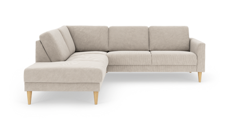 Beige L-formet hjørnesofa med træben, frilagt på hvid baggrund.