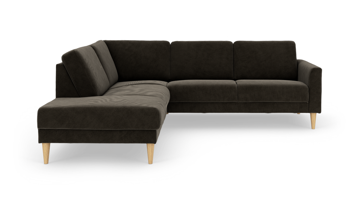 Mørkebrun L-formet hjørnesofa i fløjl/corduroy med lyse træben, frilagt på hvid baggrund.