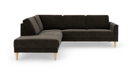 Mørkebrun L-formet hjørnesofa i fløjl/corduroy med lyse træben, frilagt på hvid baggrund.