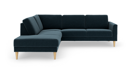 Mørkeblå hjørnesofa med chaiselong til venstre og koniske træben, frilagt på hvid baggrund.