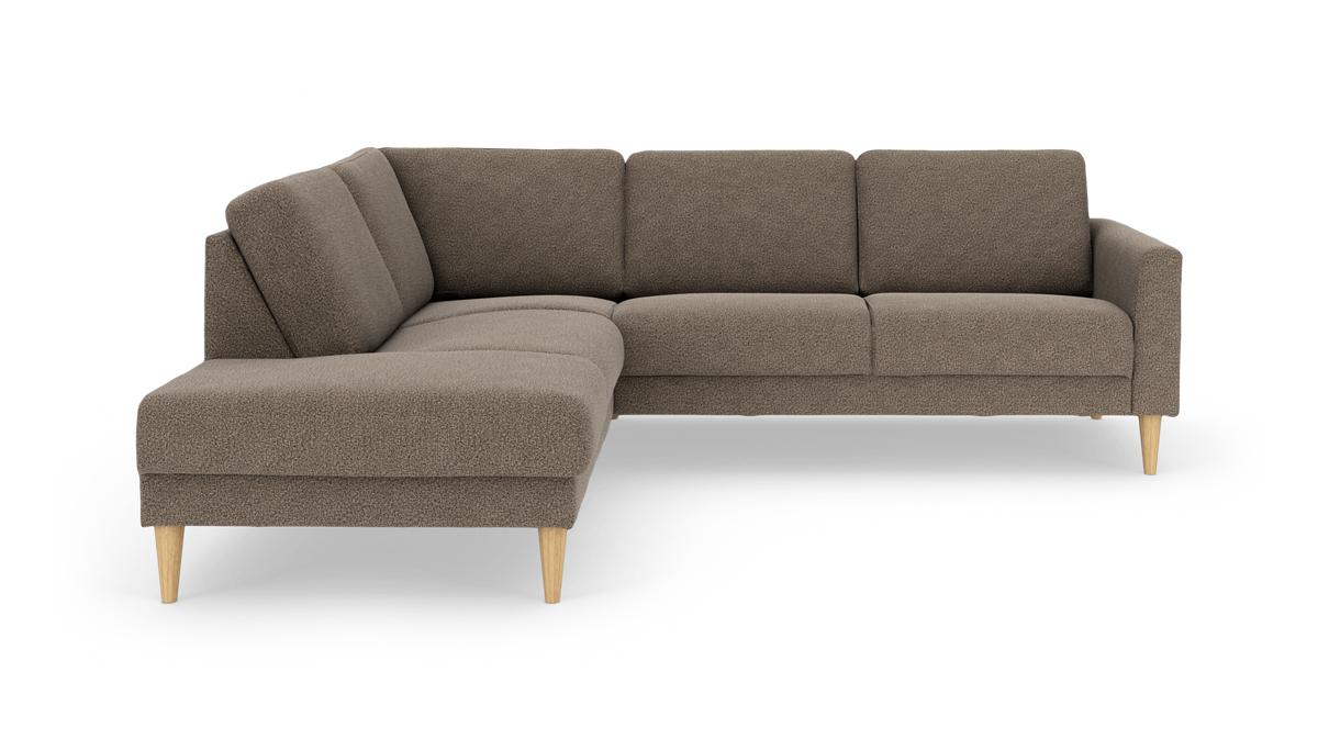 Brun L‑sofa med chaiselong og lyse træben, frilagt på hvid baggrund.