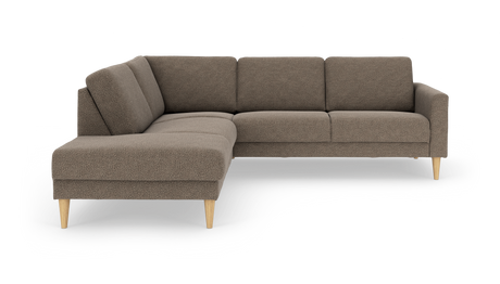 Brun L‑sofa med chaiselong og lyse træben, frilagt på hvid baggrund.