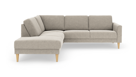 Beige L-formet hjørnesofa i stof med koniske ben i lyst træ, frilagt på hvid baggrund.