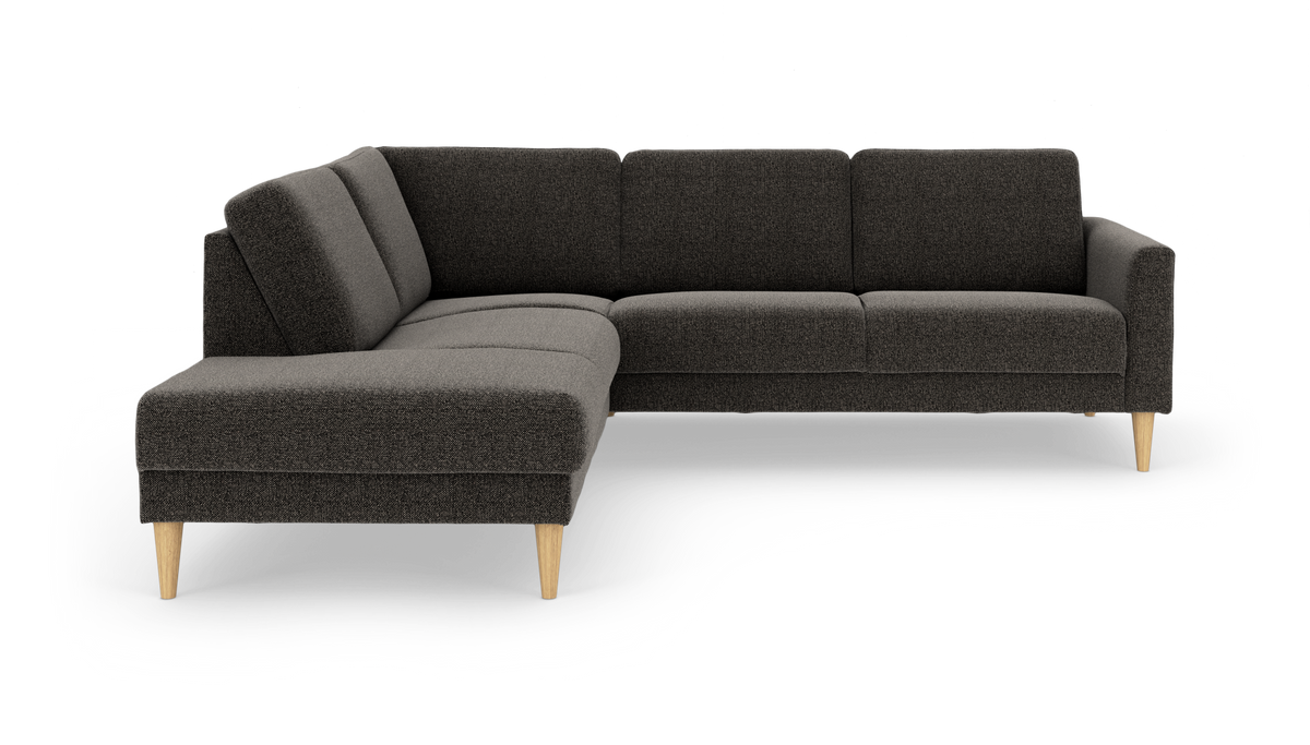 Mørkegrå hjørnesofa med venstrevendt chaiselong og koniske ben i lyst træ.