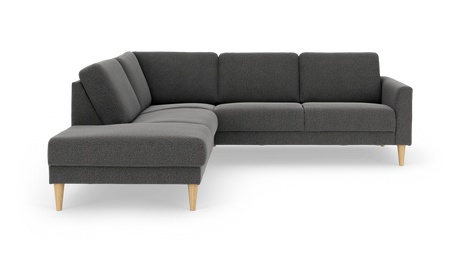 Mørkegrå hjørnesofa med venstrevendt chaiselong og koniske ben i lyst træ, frilagt på hvid baggrund.