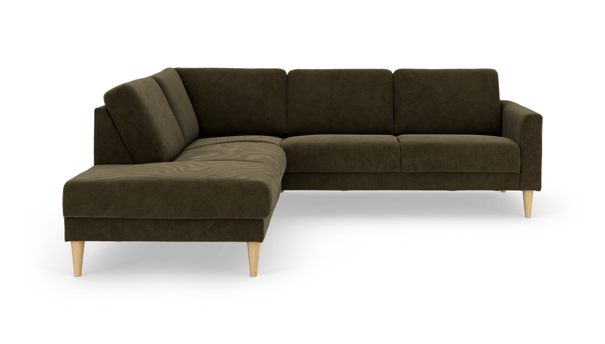 Mørk olivengrøn venstrevendt hjørnesofa i fløjl med koniske træben, frilagt på hvid baggrund.