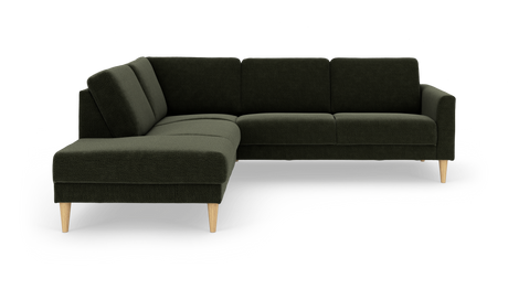 Mørkegrøn L‑sofa med venstrevendt chaiselong og lyse træben, fritlagt på hvid baggrund.