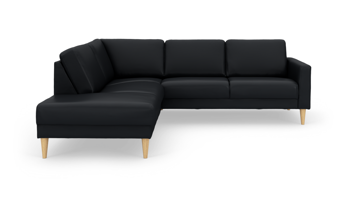 Sort L-formet hjørnesofa med træben på hvid baggrund.