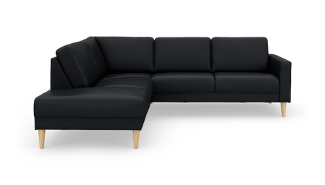 Sort L-formet hjørnesofa med træben på hvid baggrund.