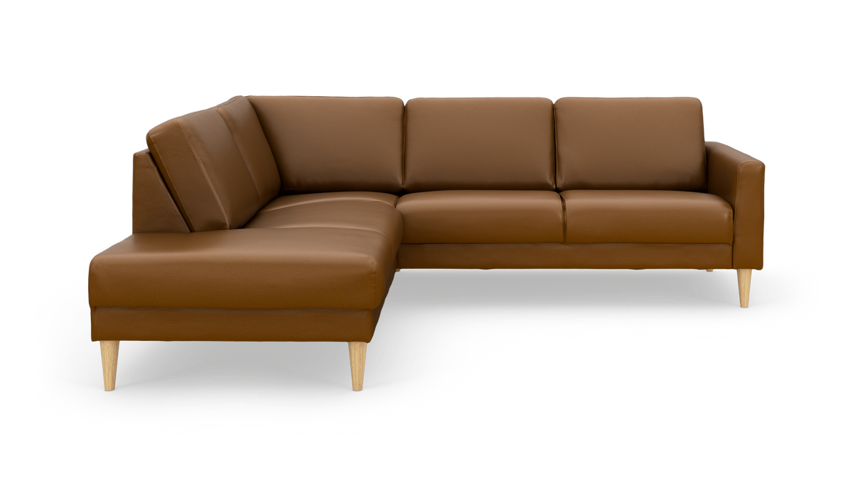 Brun hjørnesofa i læder med venstrevendt chaiselong og lyse træben, fritlagt på hvid baggrund.