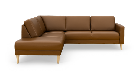 Brun hjørnesofa i læder med venstrevendt chaiselong og lyse træben, fritlagt på hvid baggrund.