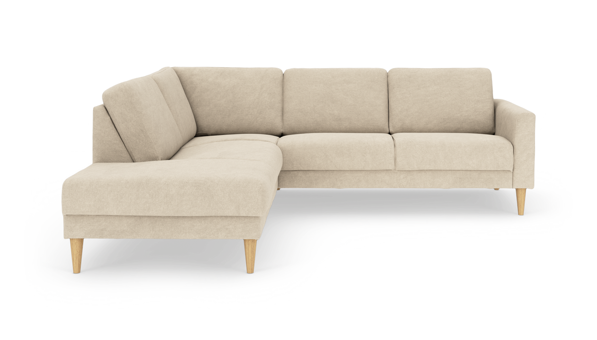 Beige L-formet hjørnesofa med chaiselong til venstre og træben, frilagt på hvid baggrund.