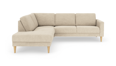 Beige L-formet hjørnesofa med chaiselong til venstre og træben, frilagt på hvid baggrund.