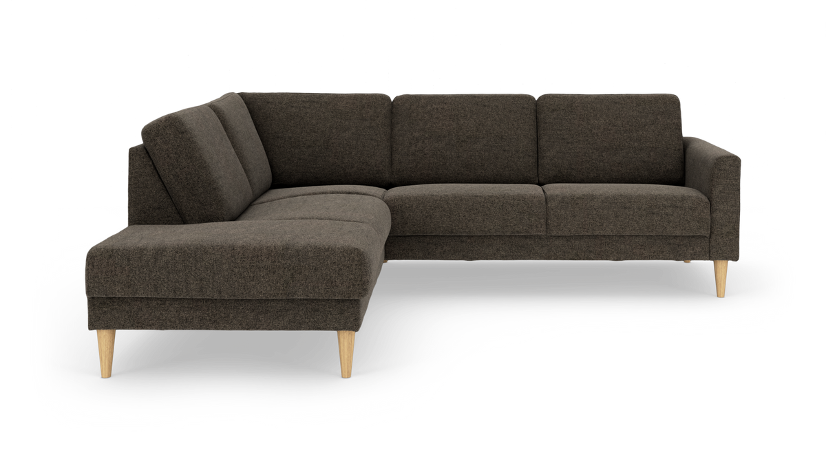 Mørkebrun L‑sofa med chaiselong til venstre og lyse træben.