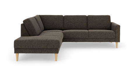Mørkebrun L‑sofa med chaiselong til venstre og lyse træben.