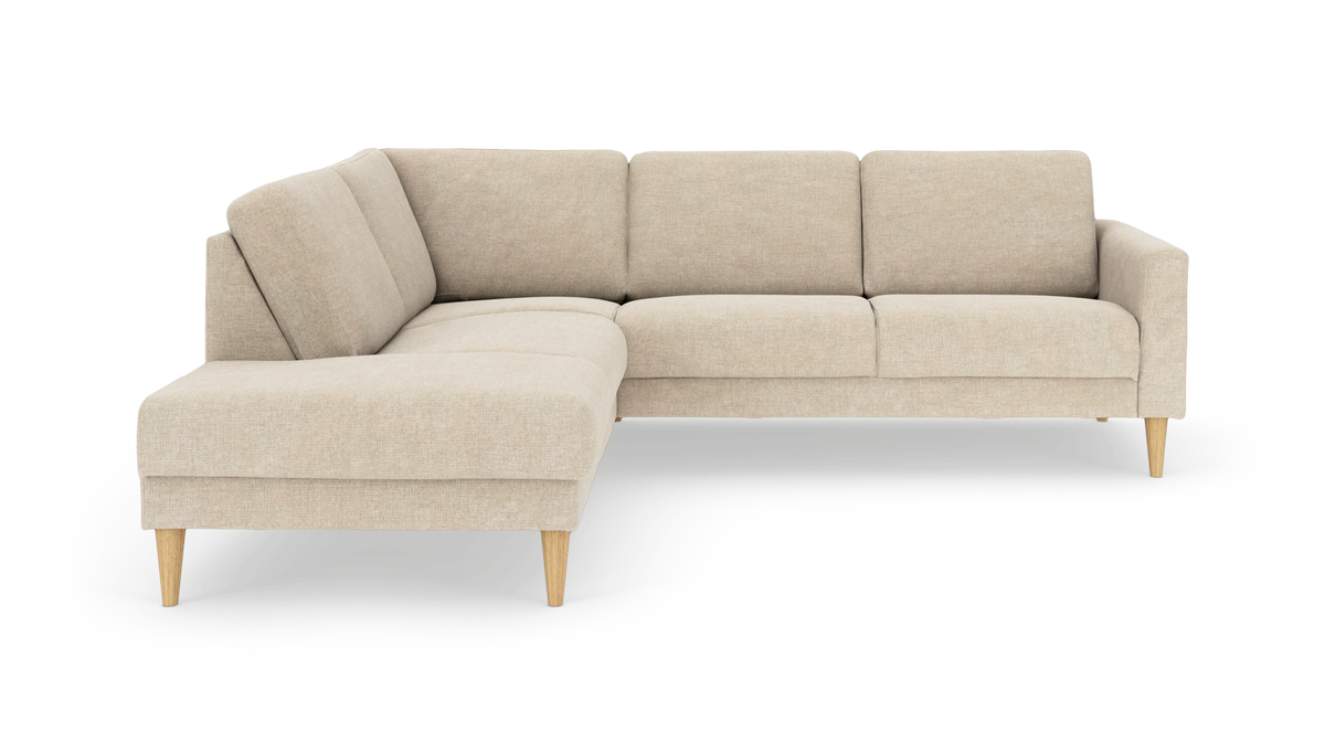Beige L-formet hjørnesofa med chaiselong og koniske træben på hvid baggrund.