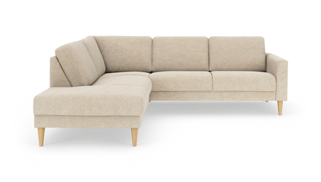 Beige L-formet hjørnesofa med chaiselong og koniske træben på hvid baggrund.