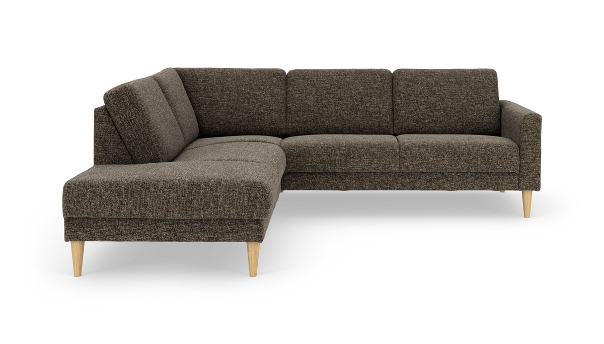 Mørkebrun L‑formet hjørnesofa i stof med træben, fritlagt på hvid baggrund.