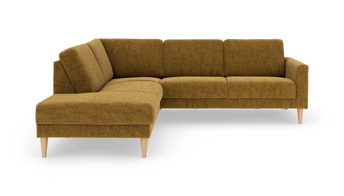 Sennepsgul L‑sofa med venstrevendt chaiselong og lyse træben.