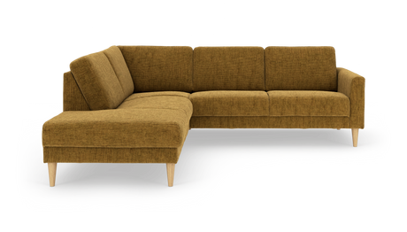 Sennepsgul L‑sofa med venstrevendt chaiselong og lyse træben.