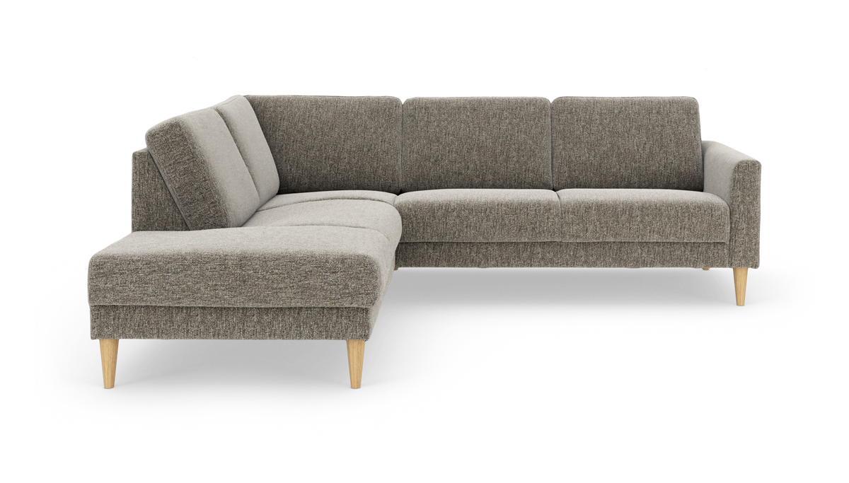 Grå L‑sofa i stof med venstrevendt chaiselong og koniske ben i lyst træ, frilagt på hvid baggrund.