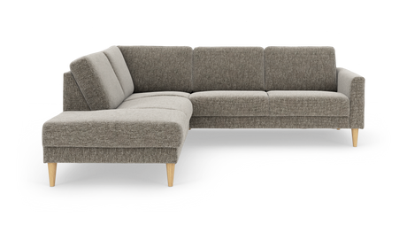 Grå L‑sofa i stof med venstrevendt chaiselong og koniske ben i lyst træ, frilagt på hvid baggrund.