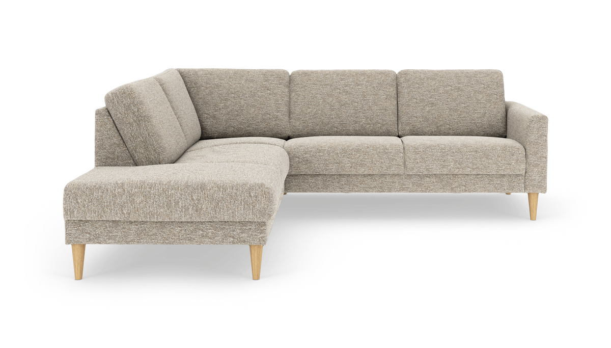 Beige L-formet hjørnesofa med venstrevendt chaiselong, stofbetræk og koniske træben, frilagt på hvid baggrund.
