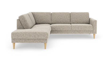 Beige L-formet hjørnesofa med venstrevendt chaiselong, stofbetræk og koniske træben, frilagt på hvid baggrund.